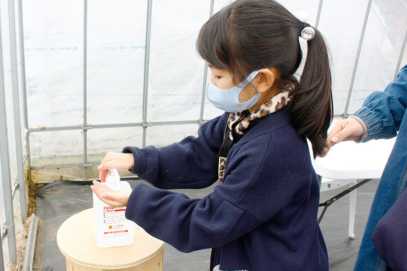 手のアルコール消毒を忘れずに